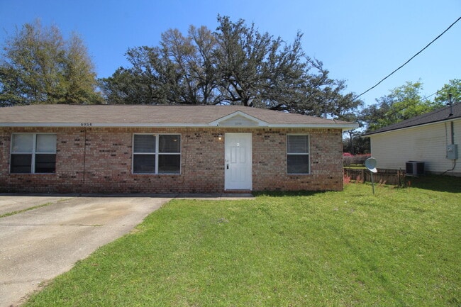 Building Photo - 2BR/2BA Duplex in Northeast Pensacola Near Burgess Rd – Open Layout & Convenient Location Unit B