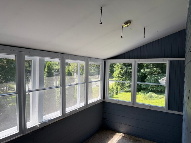 sun porch w/ view tennis court - 856 Boston Post Rd Unit Garage Apartment