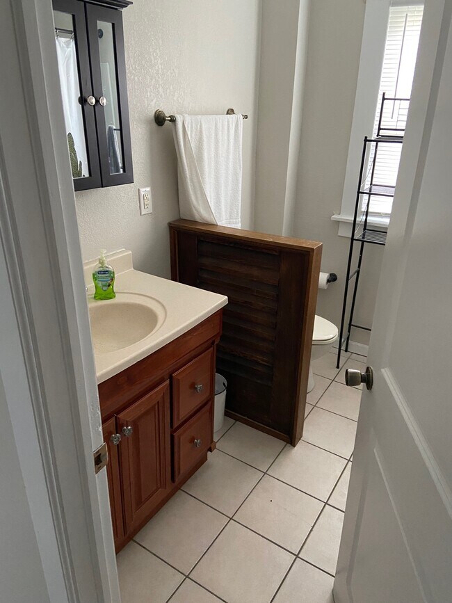 Photo - 472 E Tompkins St