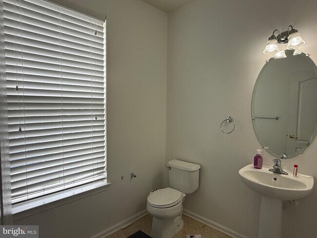 Photo - 121 Acorn Dr