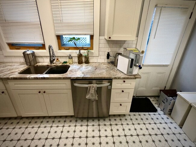 Photo - 5815-17 Holden St Unidad 5815 Holden House