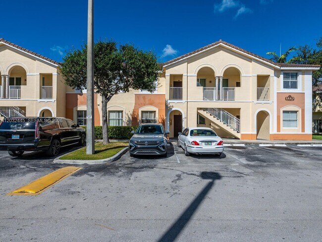 Building Photo - 1663 SE 27th Dr Unit 108