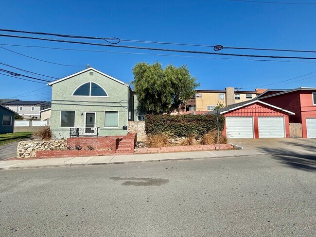 Building Photo - Fully Renovated 2-Story Home in Prime El S...
