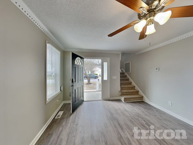 Photo - 337 Montclaire Ln