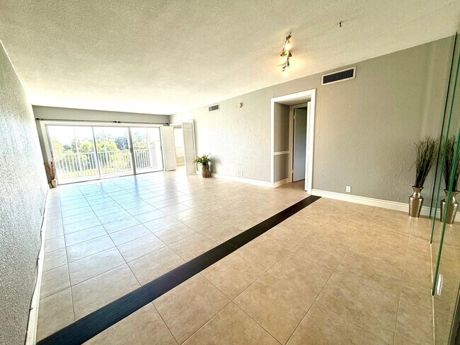 Photo - 3000 N Palm Aire Dr Unidad 306