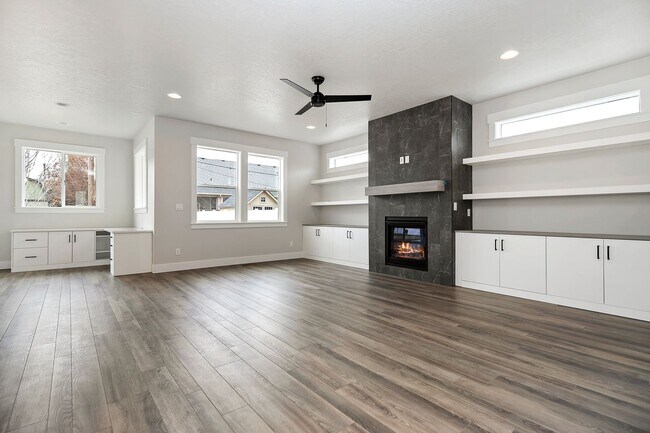 Photo - Luxury 5 Bed, 3 Bath home with over 3,000 sq. ft.