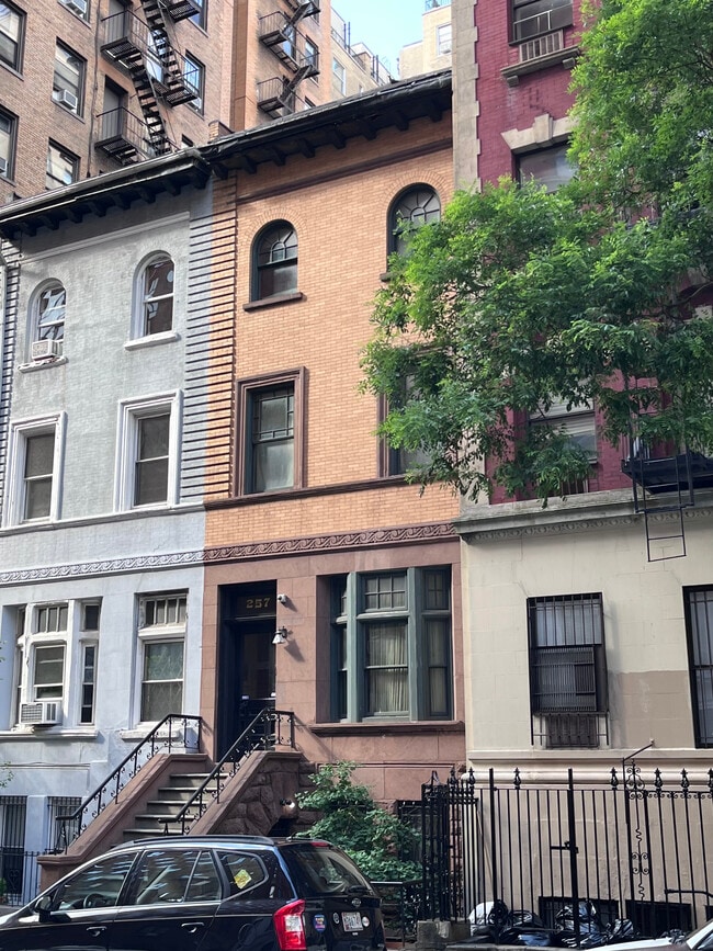 Photo - 257 W 97th St