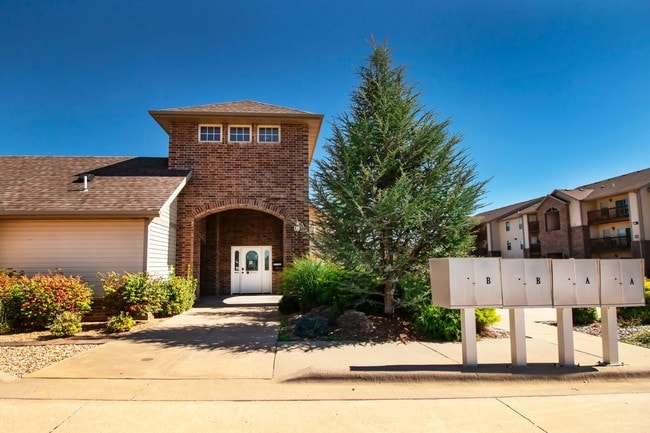 Building Photo - Town & Country Apartments