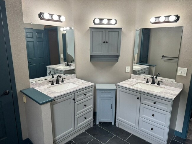 Photo - 1074 Cunningham Dr Unit 2