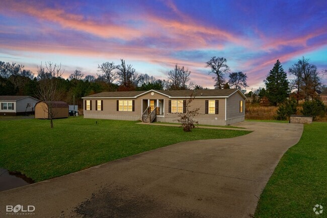 Building Photo - Beautiful 4 Bed 2 Bath! Rental