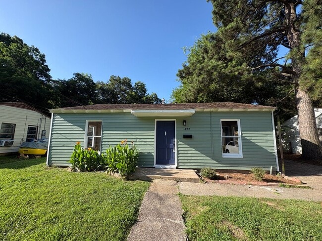 Building Photo - Beautiful 3 bedroom/1 bath fully remodeled home with Central Air & Heat.