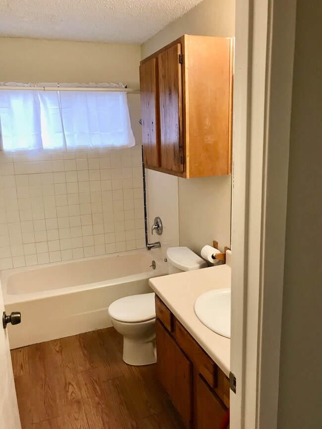 Baño fuera de la sala de estar - 4504 Dorsett Oaks Cir Unidad A