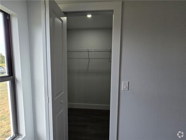 Building Photo - 1605 W 11th St Rental
