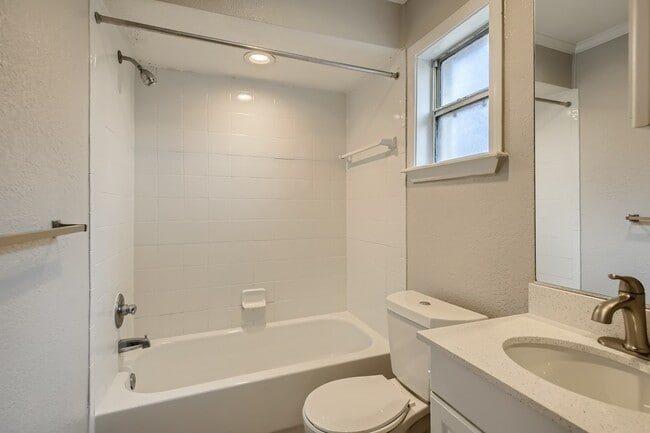 Photo - 2004 Dunsford Terrace