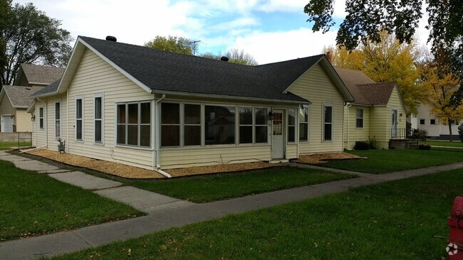 Building Photo - 901 Casselton Rental