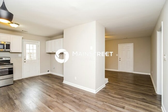 Photo - 3 Bedroom Pet-Friendly Home in Charlotte, NC with Main Street Renewal