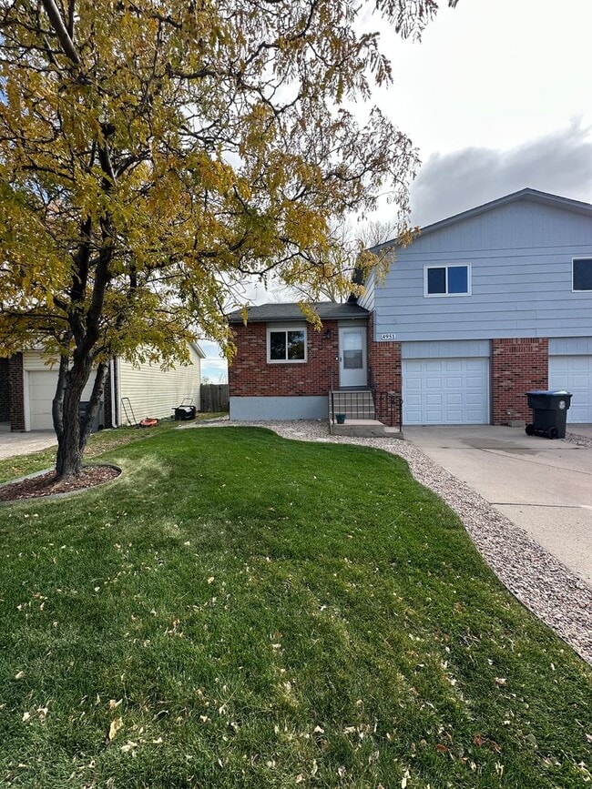 Building Photo - BEAUTIFULLY UPDATED 3 BEDROOM, 2 BATHROOM ...