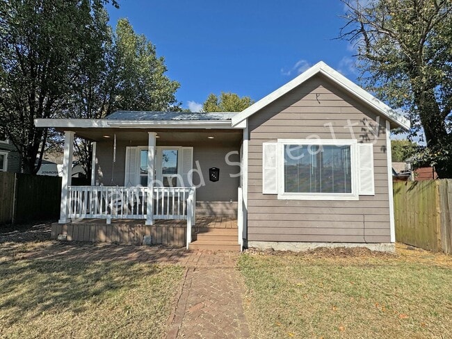 Building Photo - Charming 2 Bedroom/2 Bathroom House Coming Soon!