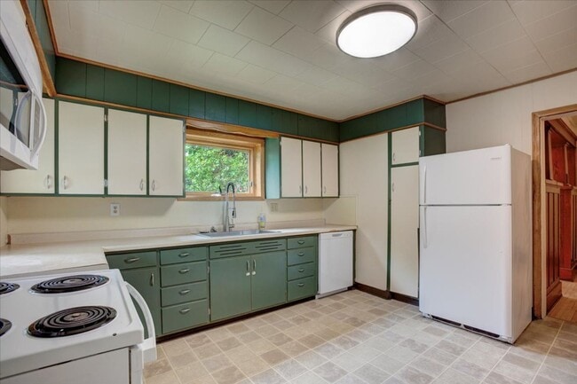 Photo - 820 10th St E