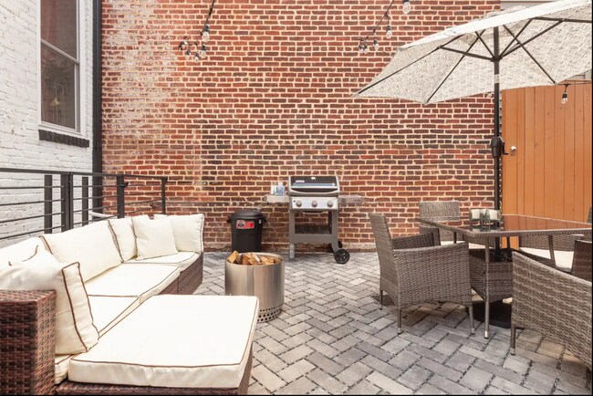 Photo - 1006 Monroe St NW Unidad Bright 3.5BR  3.5 BA