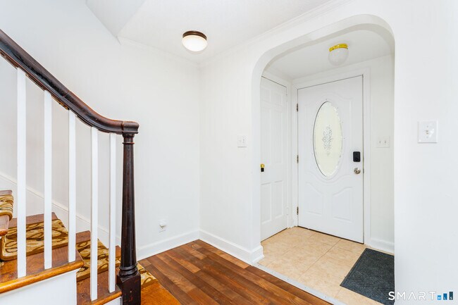 Photo - 783 Quaker Ln S