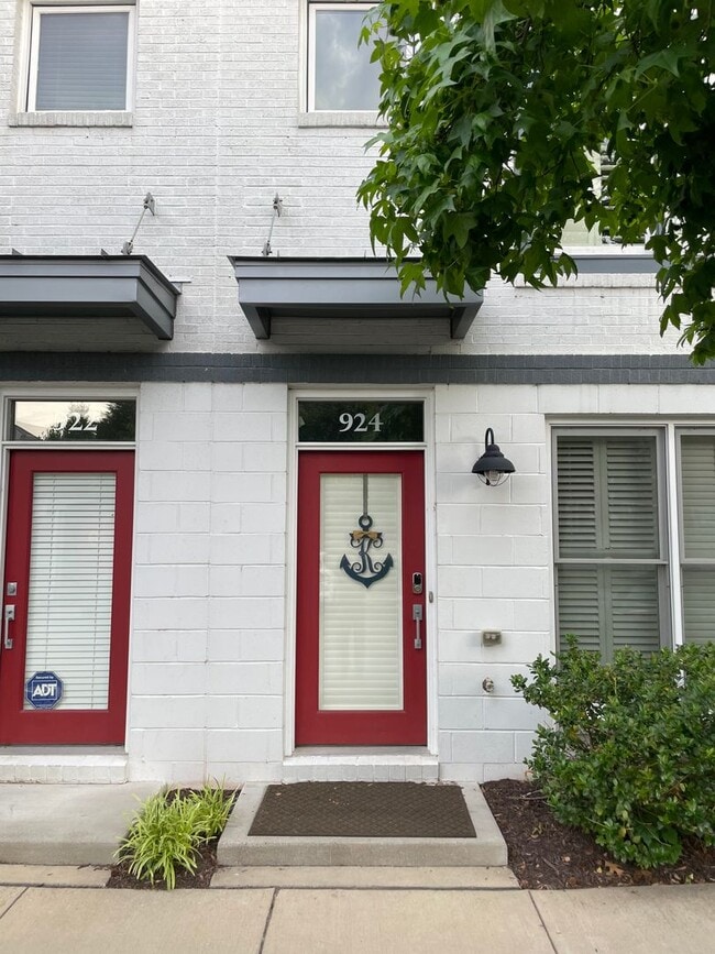 Building Photo - Like New Townhome in Old Town Alexandria