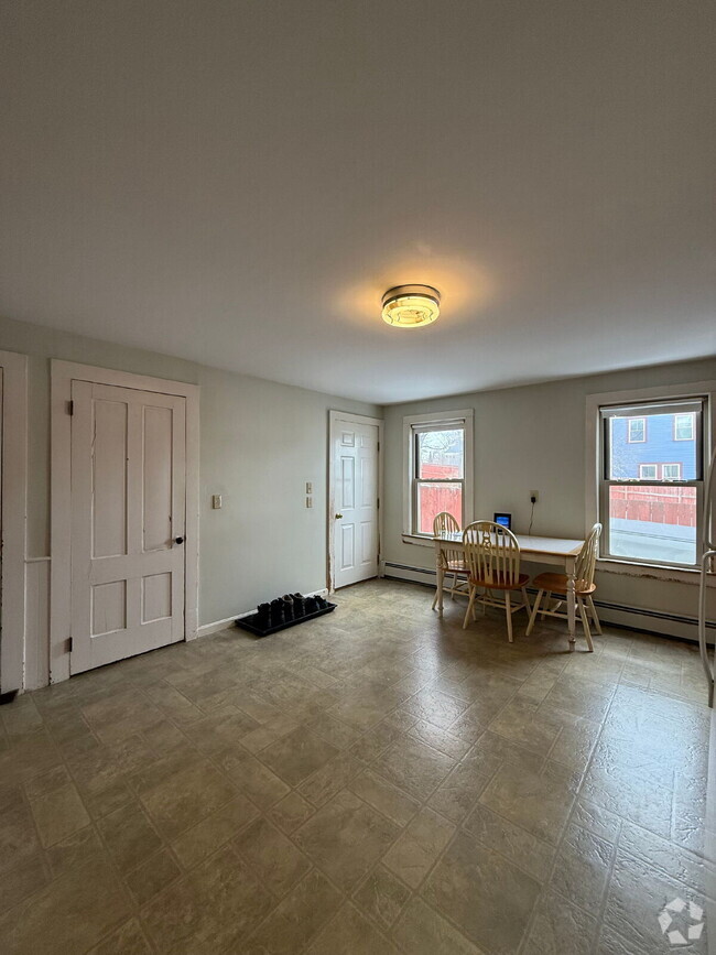 Building Photo - First Floor 1-Bedroom Apartment in Charmin...