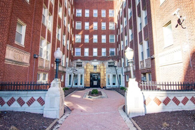 Building Photo - 7130 S Jeffery Blvd