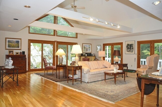 Photo - 4 Crestview Ln