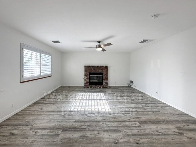 Photo - 1240 W Mariposa Ave