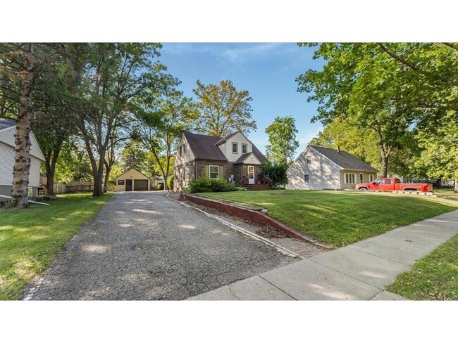 Building Photo - 828 15th St SW