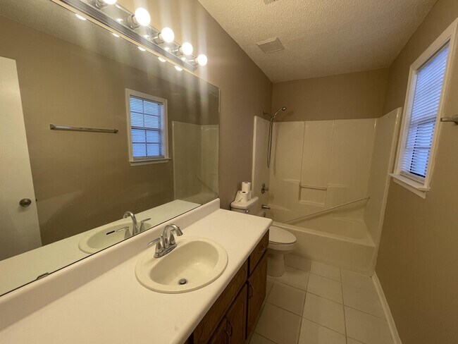 Photo - 421 Juniper Dr