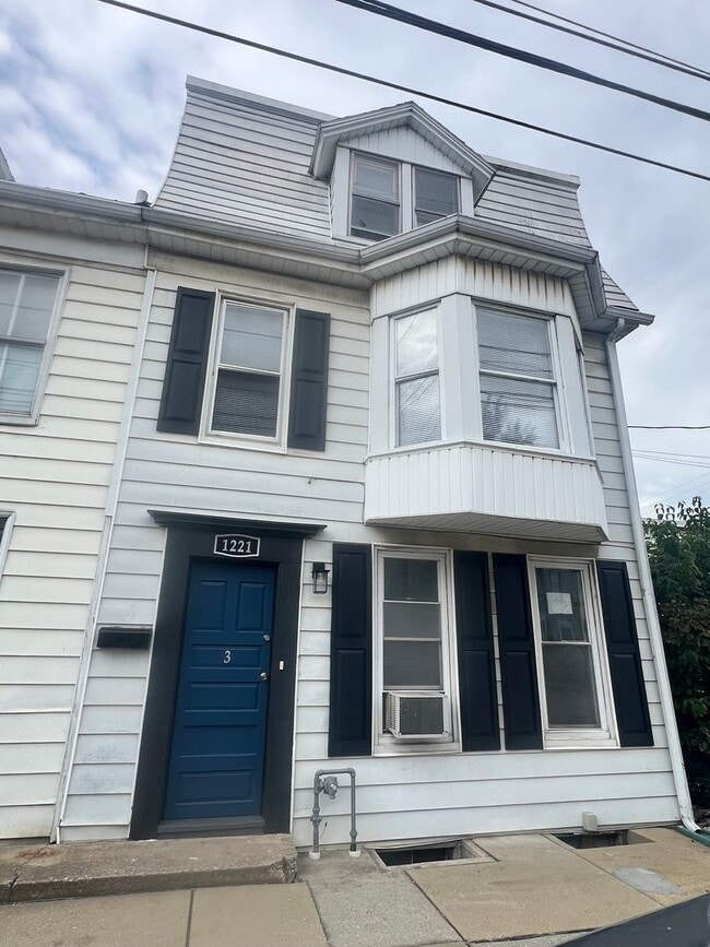 Building Photo - 1221 E Philadelphia St Unit 3