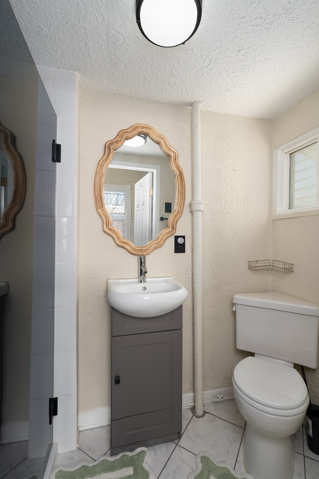 Photo - 411 W 9th St