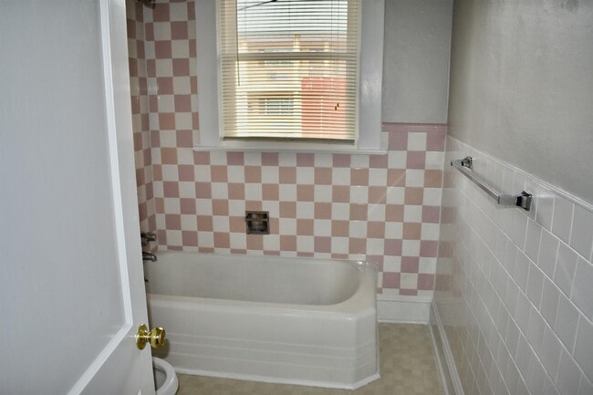 Photo - 929 Church St