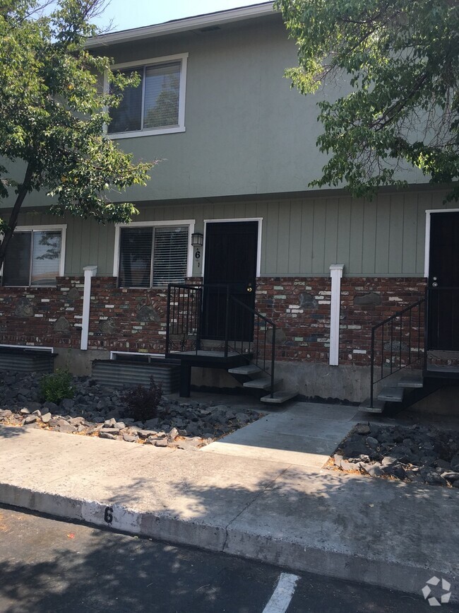 Building Photo - GATED 2 BED/2.5 BATH TOWN-HOME WITH LARGE ...
