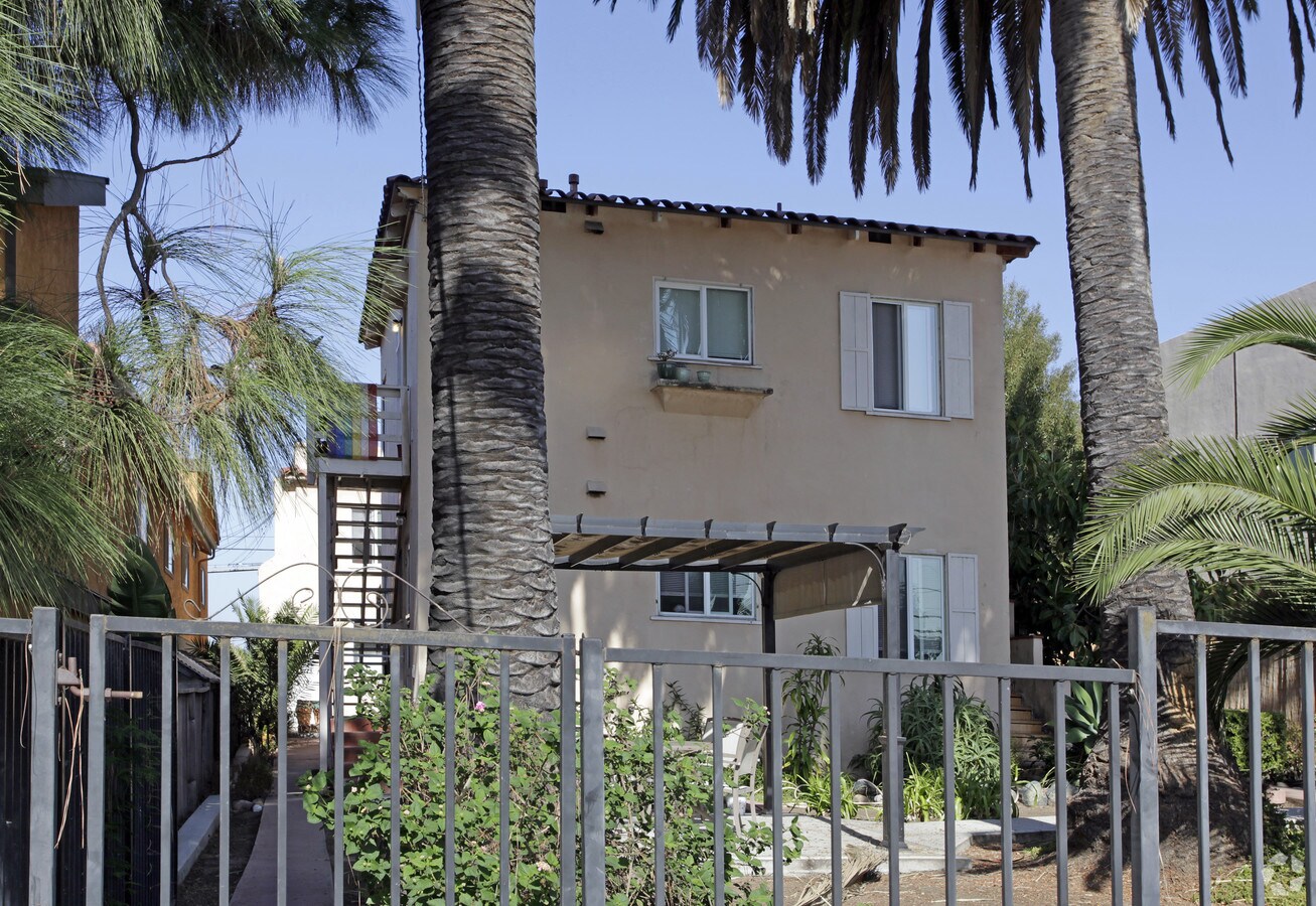 Photo - 4034-4036 Centre St