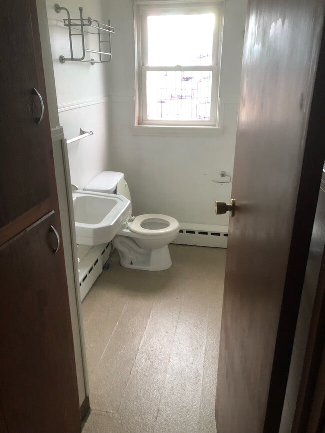 Bathroom - 26 Knowlton Ave Unit 2