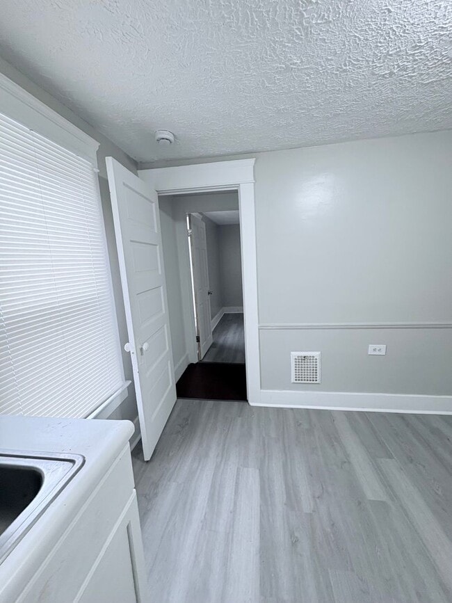 Photo - Charming 2 Bed 1 Bathroom in Warren Ohio! Unit Upper