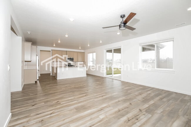 Photo - 302 Ravello St