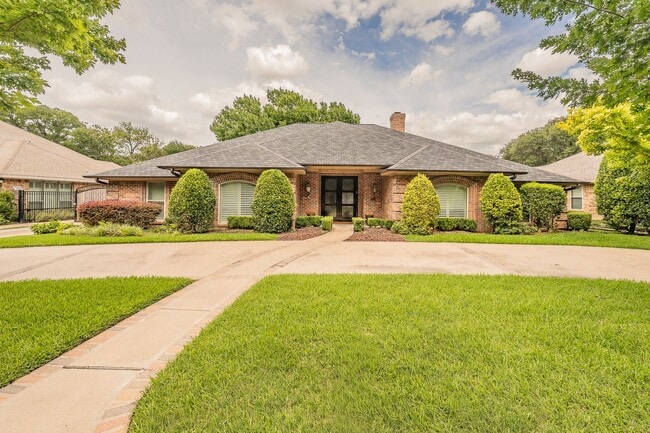 Building Photo - Stunning 4-bedroom, 3-bathroom