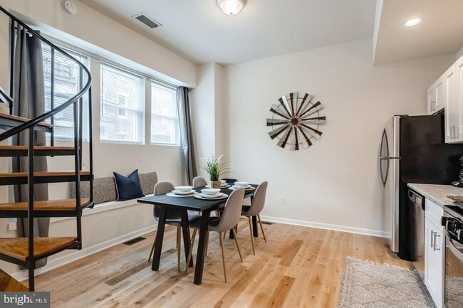 Photo - 2061 Kater St