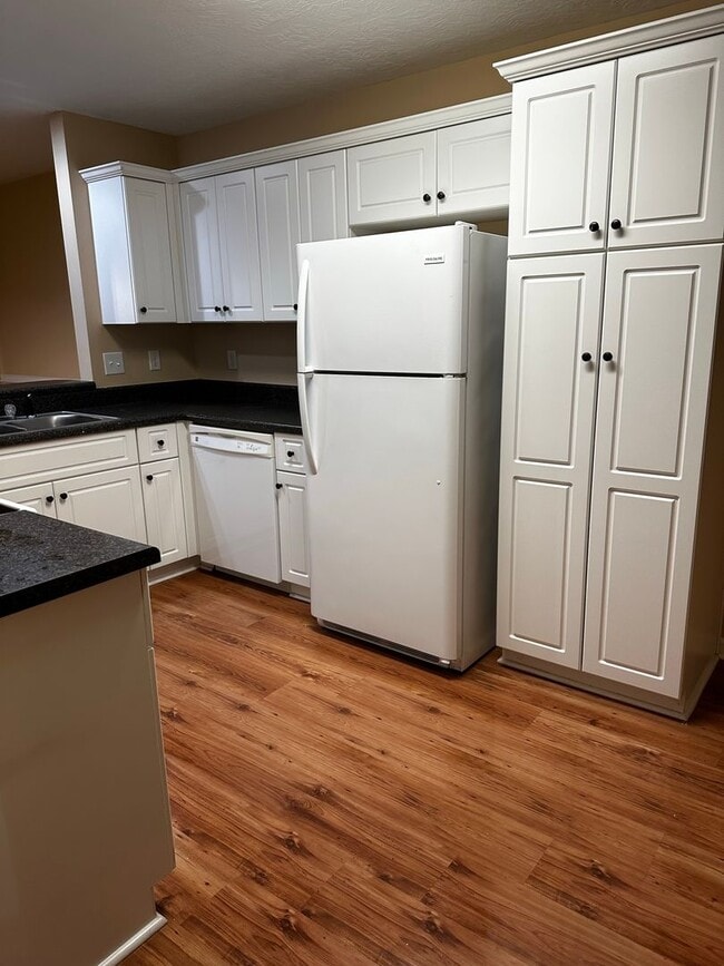 Building Photo - 228 Sunview Dr