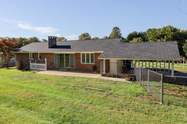 Building Photo - Newly renovated 3 bed and 1.5 bath house in Jonesborough