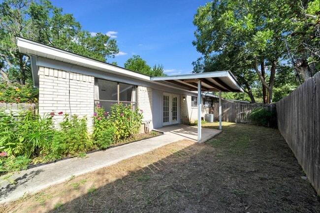 Building Photo - 1129 W San Antonio St