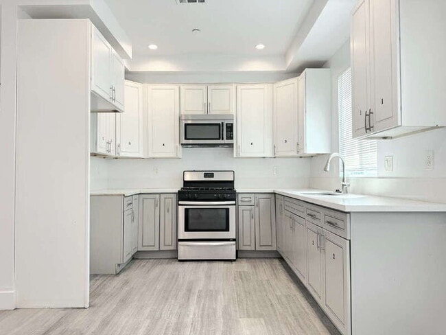 Building Photo - 827 E 74th St Rental