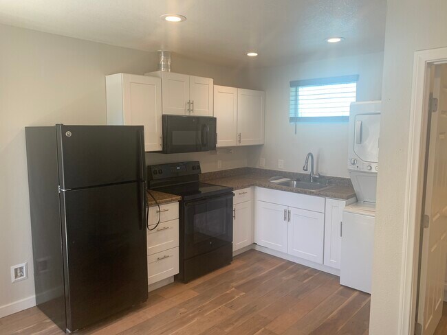 Kitchen - 3078 Deacon St