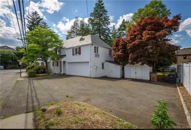 Outside view - 1607 Bedford St Unit 2