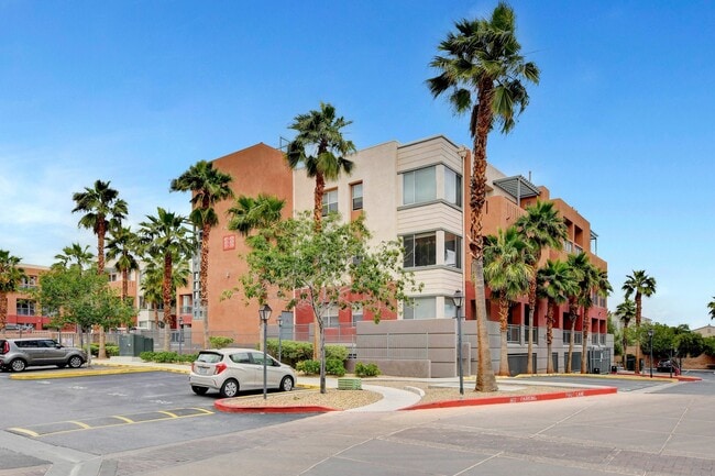 Building Photo - Beautiful top floor condo! Unit 405