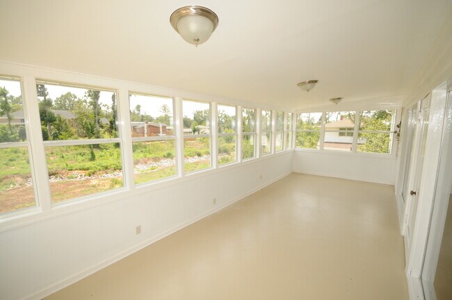 Photo - 16 Windsor Dr